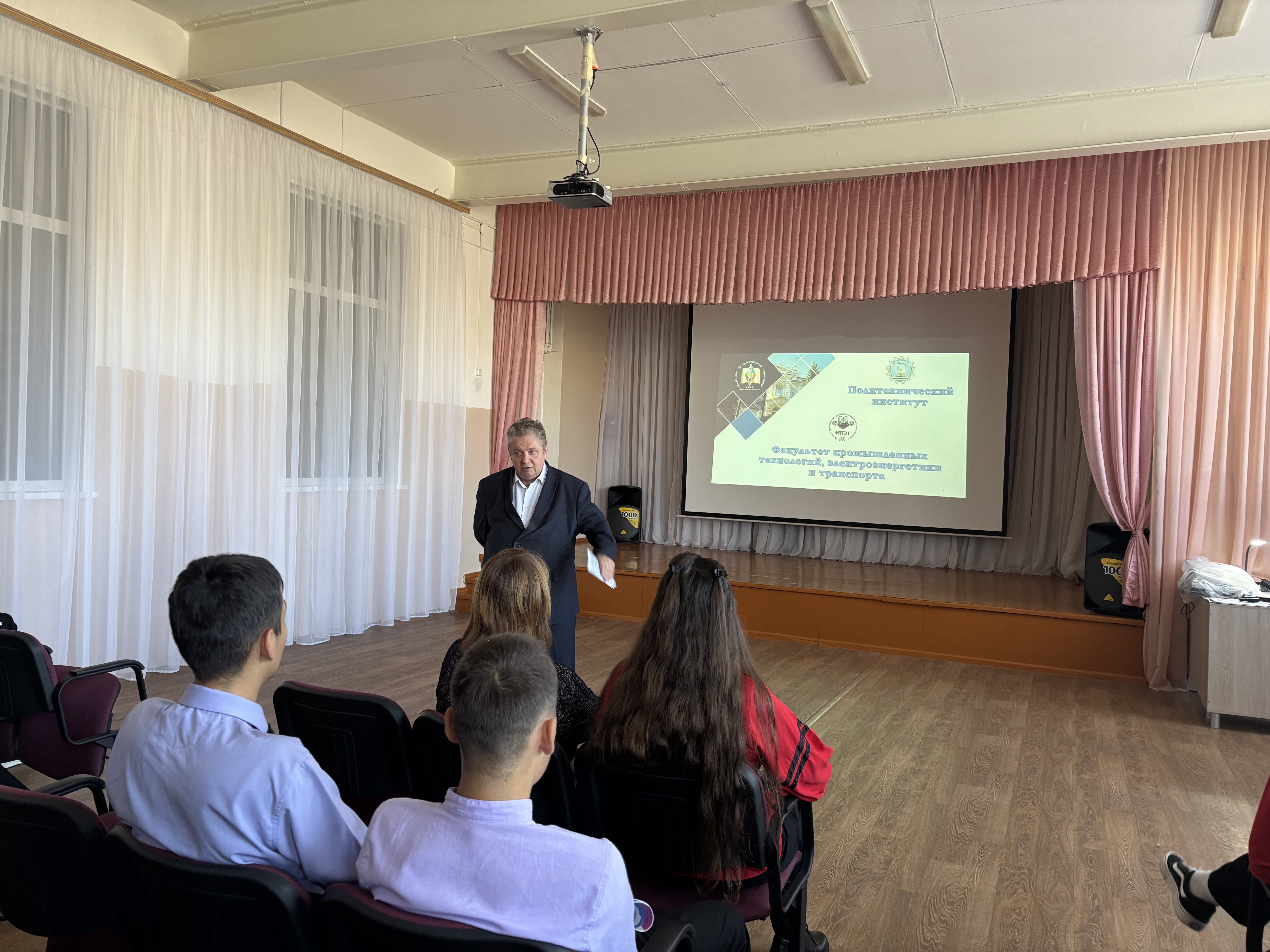 30 сентября представителями Пензенского государственного университета с целью проведения профориентационной работы среди учащихся выпускных классов было организовано посещение школ № 1,2 и 7 города Каменка.